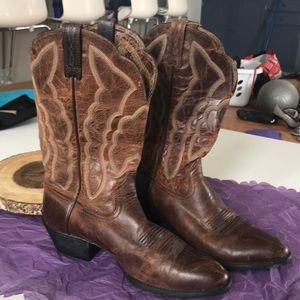 Ariat cowboy boots with beautiful design